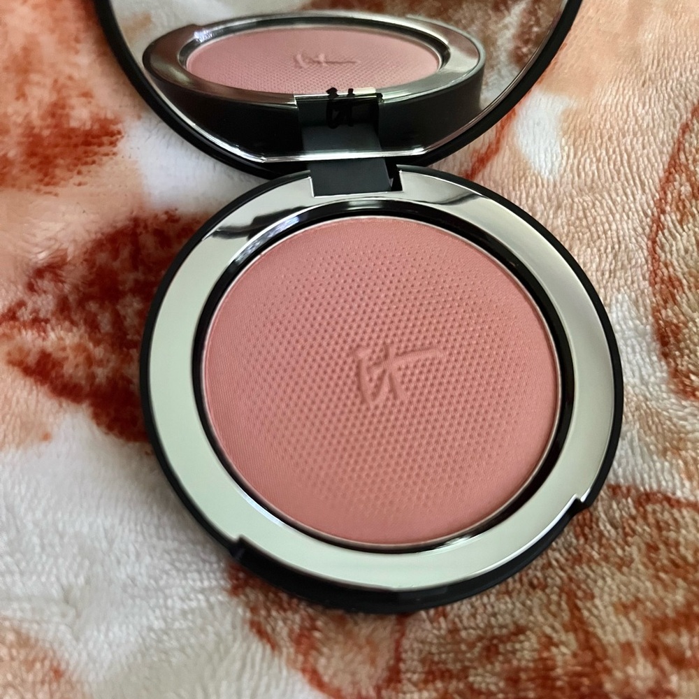 IT COSMETICS-BYE BYE PORES BLUSH in Adored (Soft Cool Pink)